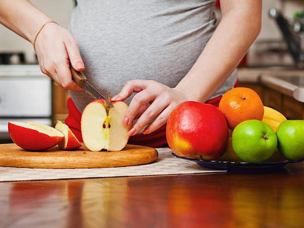 Theo các chuyên gia, bà bầu ăn táo trong thai kỳ sẽ làm giảm nguy cơ hen suyễn ở trẻ sau khi chào đời