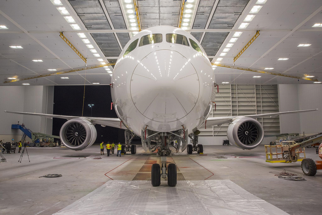 Chiếc máy bay Boeing 787-10 tại nhà máy Boeing (Mỹ) trước khi sơn. Dòng máy bay này được Boeing hoàn tất thiết kế chi tiết vào ngày 2/12/2015. Tới tháng 3/2016, những chiếc máy bay đầu tiên được đưa vào sản xuất và lắp ráp.