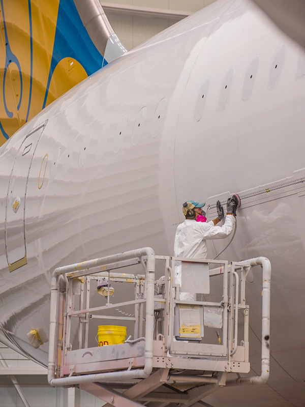 Toàn thân máy bay đang được phun sơn trong xưởng sản xuất